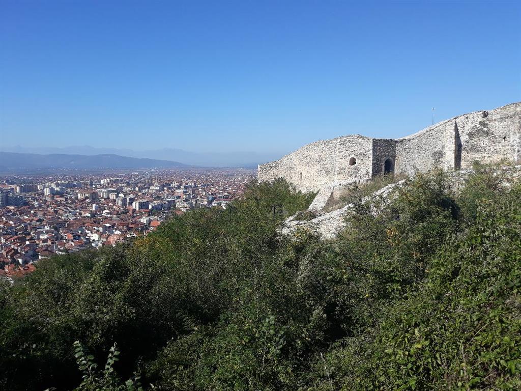 Het fort van Prizren toornt hoog boven de stad uit.
